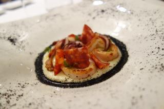 encornet à la plancha, chorizo de bellota, encre et pomme purée à l'huile de combava, terre et mer...