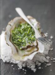 Huîtres chaudes au beurre d'herbes, recette harmonisée du livre 'Le Grand Cours de Cuisine'.