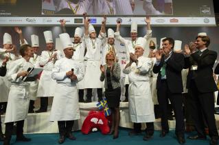 Les Suédois, Danois et Norvégiens sur le podium applaudis par Jérôme Bocuse, Marie-Odile Fondeur,...
