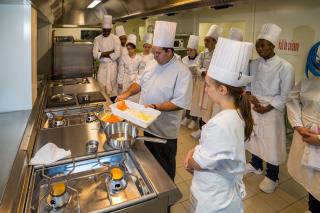 Eric Nouchet, professeur en « organisation et production culinaire », supervise le CAP Cuisine du...