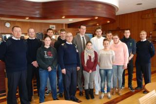 Les jeunes en stage à Querqueville. Au centre le commandant Henry, qui dirige l'Ecole des...