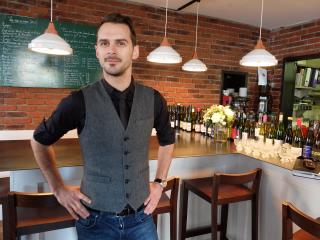 Geoffray Deshayes connaît par coeur chacun des vins naturels qu'il propose à l'ardoise.