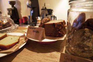 Les gâteaux tronant sur le comptoir de Lockwood, Paris 2e