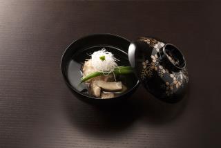 Soupe à la daurade royale et aux nouilles fines «Sômen».