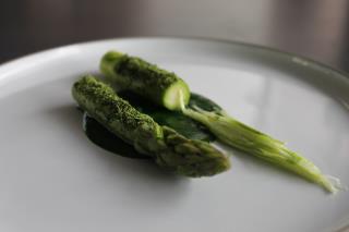 Asperges à la vapeur de pin et menthe