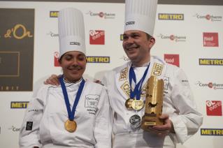 Nicolas Davouze avec le tout nouveau trophée du Bocuse d'or France et son commis Justine Paret.