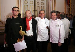 De gauche à droite : le lauréat, son chef Philippe Girardon, Alain Lecossec et Michel Roth.