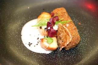 La recette : Noix de Saint-Jacques poêlées, galette de lentilles de M. Fra aux pieds de cochon du...