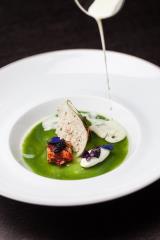 Gaspacho de concombre, coco et curry, homard de Bretagne, caviar du Val d'Aran et fromage frais,...