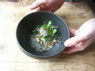 Le chèvre fumé, malt et herbes est l'une de ses dernières création : un concentré de sa cuisine.
