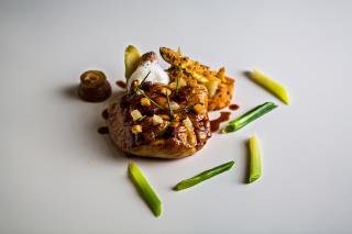 Ris de veau / belle pomme dorée / girolles / mousseline de dattes / lomito / jus court / écume.