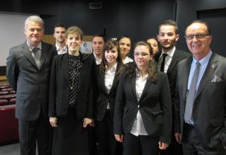 Denis Courtiade, président de Ô Service (à gche), les jeunes du lycée hôtelier d'Agneaux à Saint-Lô...