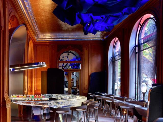 Le bar rénové du Plaza Athénée (Paris, VIIIe).