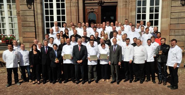 Photo de familles pour les maîtres restaurateurs du Bas-Rhin. Une fierté pour Roger Sengel.