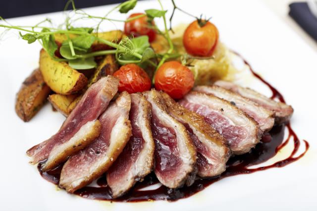 Très attachés à leur patrimoine culinaire, les français sont friands de plats français et régionaux. Cette préférence pour les plats 'plaisirs' se confirme dans les plats favoris des Français puisque l'on y retrouve notamment le magret de canard ou la bla