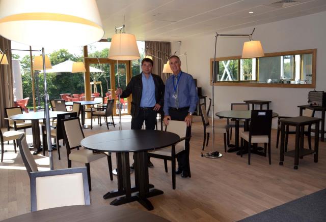 Lionel Segalen à gauche et Maxime Escande dans le nouveau restaurant d'application ' Le Stangalar', au fond  la terrasse  et à droite la cuisine gastronomique