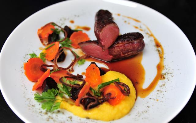 Magret de canard, sauce poivre vert, carottes colorées