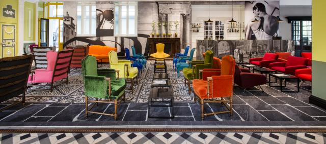 Christian Lacroix réalise une décoration toute en contrastes et en jeux de couleurs.