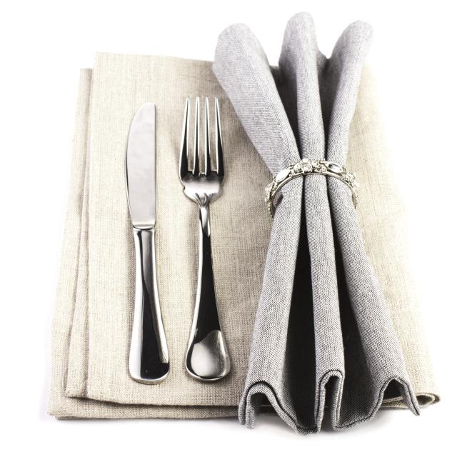 Faire le bon choix parmi tous les modèles peut être ardu, non seulement les couverts doivent s'accorder sans faute de goût à la décoration du restaurant, à la vaisselle, aux verres, aux nappages, mais aussi aux types de restauration envisagée.