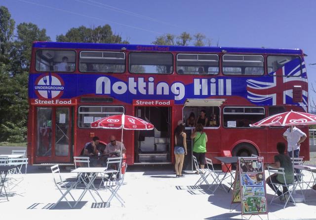 Le bus anglais de marque Métrobus reste maintenant à demeure sur le parking d'Auchan Manosque.