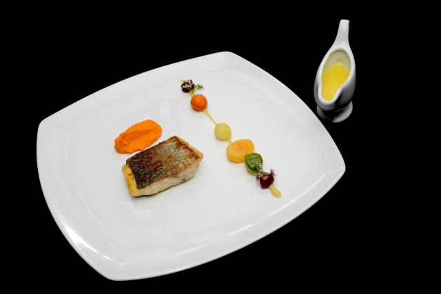 Plat de Richard Toix : pavé de bar d'Essaouira à la plancha, façon tagine, accompagné d'un crémeux de carotte à l'huile d'argan.