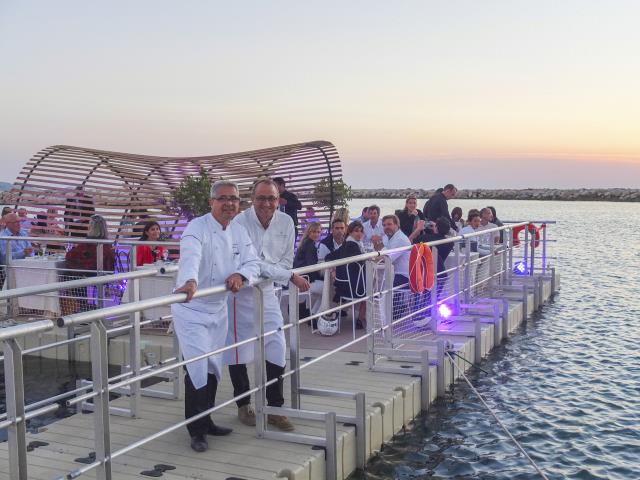 Lionel Levy et Jean-Michel Lorain, chef d'un soir sur l'île, juste avant de dresser leur première entrée sur le ponton.