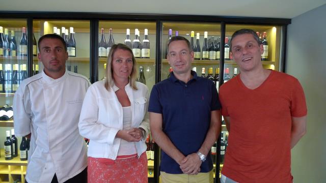 Thierry et Géraldine Fernandes, Frédéric Damery et Juan Penuela dans l'oenothèque. « Des clients veulent revenir pour les Fêtes de fin d'année. C'est très encourageant ».