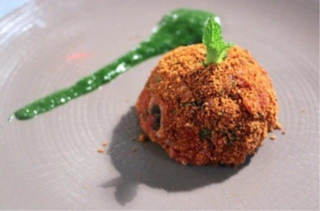 Le Mystère se compose d'un tartare de boeuf au couteau, un caviar de hareng et des cacahuètes concassées.