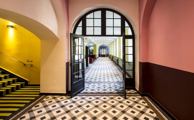 Les couleurs acidulées règnent dans les couloirs.