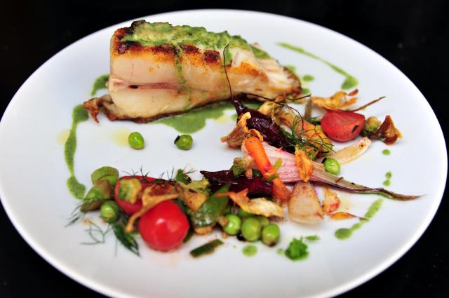 Turbot rôti, sauce aux orties, jardinière de légumes