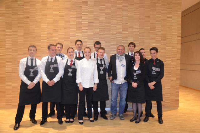 Les 11 finalistes et les parrain et marraine de l'édition, Virginie Basselot et Christian Etchebest.