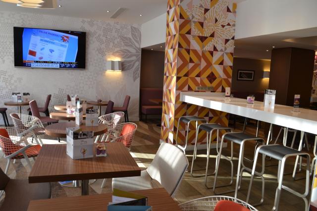 Les espaces Bar Lounge et Easy Work du Mercure Paris Montmartre.