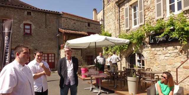 Cyrille Zen avec Clément Colombier et Bruno Corny sur la terrasse du Bistrot Zen. « Je me rapproche de Clermont et je pense faire venir une clientèle un peu différence que celle de l'étoilé ».