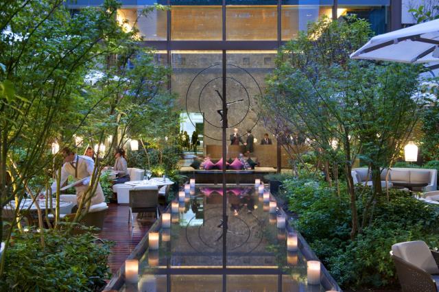 Vue sur le lobby depuis le jardin du Mandarin Oriental Paris.