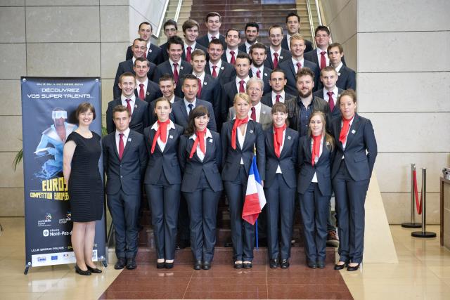 Le 11 juillet, l'Équipe de France des Métiers EuroSkills 2014 entourée de Michel Guisembert, Président de WorldSkills France; Laurence Gates, Déléguée Générale de WorldSkills France et Florent Ladeyn, parrain et finaliste Top Chef 2013.