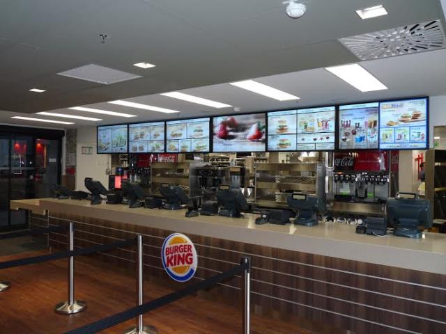Burger King Saint-Lazare, le 16 décembre : huit caisses enregistreuses pour deux lignes de production. Objectif de servir '600 tickets par heure'.