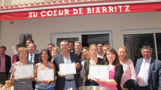 Les nouveaux éco-labellisés du Pays Basque : de gauche à droite, Marie Hélène Ado (camping Merco Lacarra), Caroline Aguerre (Hôtel Au Bon Coin), Gérard Ducès,  représentant Maïté Saint Martin,  la propriétaire de l'Hôtel de la Gare-La Palombe Bleue),  Sop