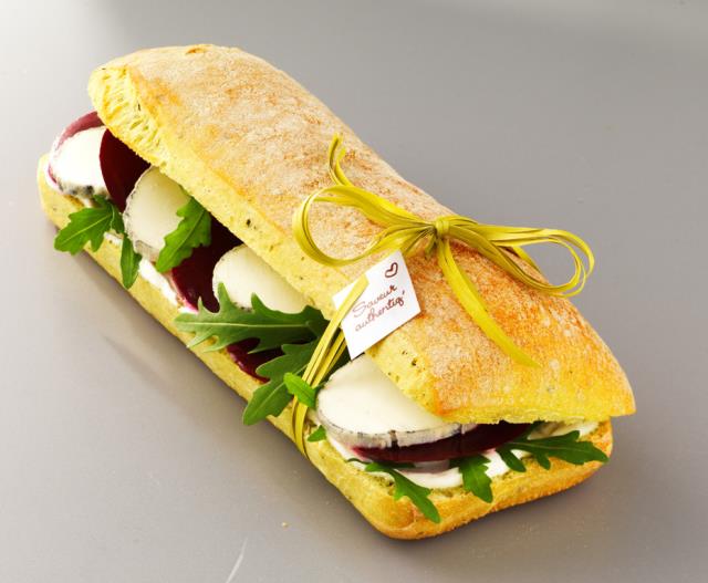 Sandwich Authentiq' Sainte-maure de Touraine / betteraves : menu à 7 € avec un dessert et une boisson.