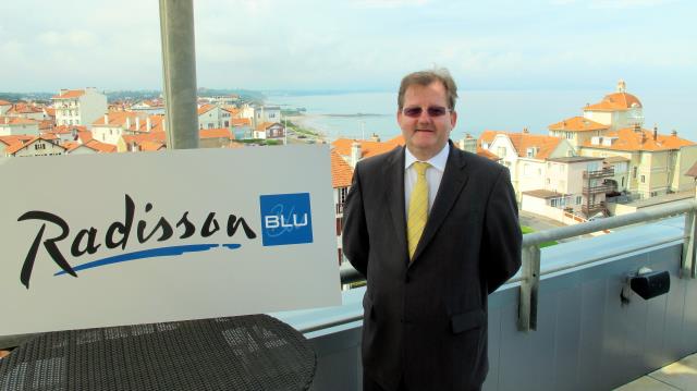 Sur le toit-terrasse du Radisson Blu  Hôtel, Biarritz, Rémy Fenart le nouveau directeur général depuis mars dernier a lancé un programme de rénovation et d'animation