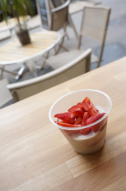 Cet emballage dessert est prévu pour recevoir divers desserts : panna cotta à la fraise, mousse au chocolat, salade de fruits...