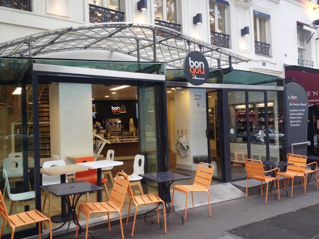 Bongou mise sur des lignes contemporaines autour du gris, du blanc et du orange.