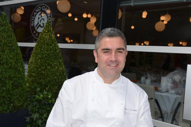 Francisco Bouza, cuisinier d'origine espagnole, fait partie des chefs de Potel et Chabot présents à Roland Garros.
