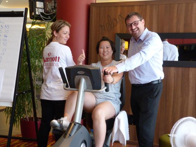 Mobilisation des slavisé de l'hôtel Marriott Toulouse au profit de l'ONG SOS villages d'enfants. Le directeur Mario Cerutti et deux collaboratrices