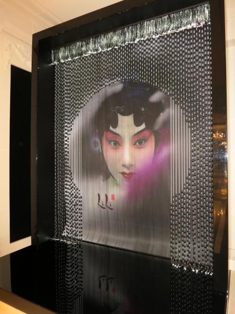 Le visage d'une actrice chinoise, en fibre optique, accueille les clients du restaurant Lili.
