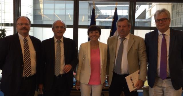 De g à d : Jean Terlon, Hervé Bécam vice-président confédéral de l'Umih, Carole Delga, Roland Héguy et Hubert Jan hier à Bercy.
