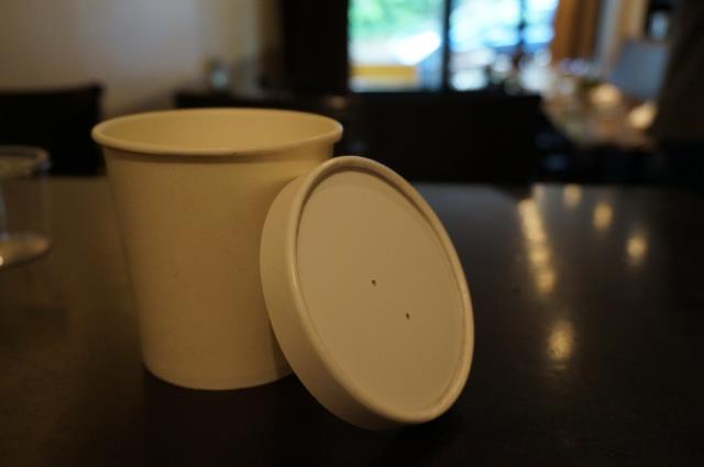 Emballage potage, muni de deux petits trous sur le couvercle pour que la vapeur s'évacue (Firstpack).