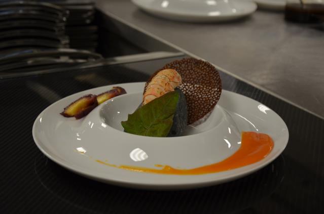 La Langoustine cuite sur flamme, présentée sur un galet.