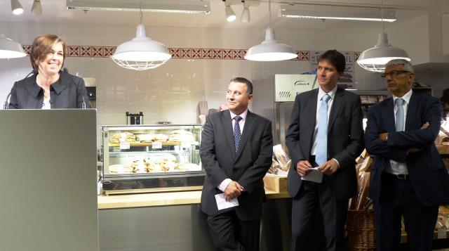 Ce 25 juin, à l'inauguration (degche à dte) : Jill Bruce, directrice internationale de l'alimentation chez Marks & Spencer, Eric Eygasier, directeur développement chez Relay France, Franck Avice, directeur du département service, relation clients et espac