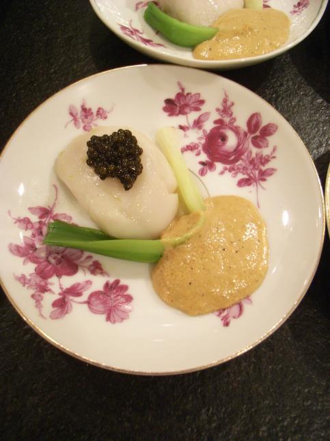 St Jacques nacrée au caviar, sauce foie gras