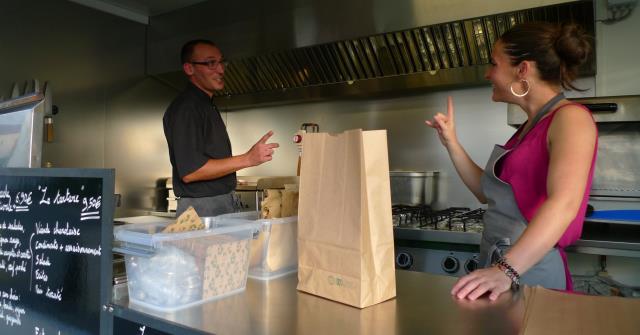 Matthieu Gunther et Katia Poulain travaillent à deux et tout se fait dans le camion. Sauf la plonge. L'aventure a commencé à la mi-août.